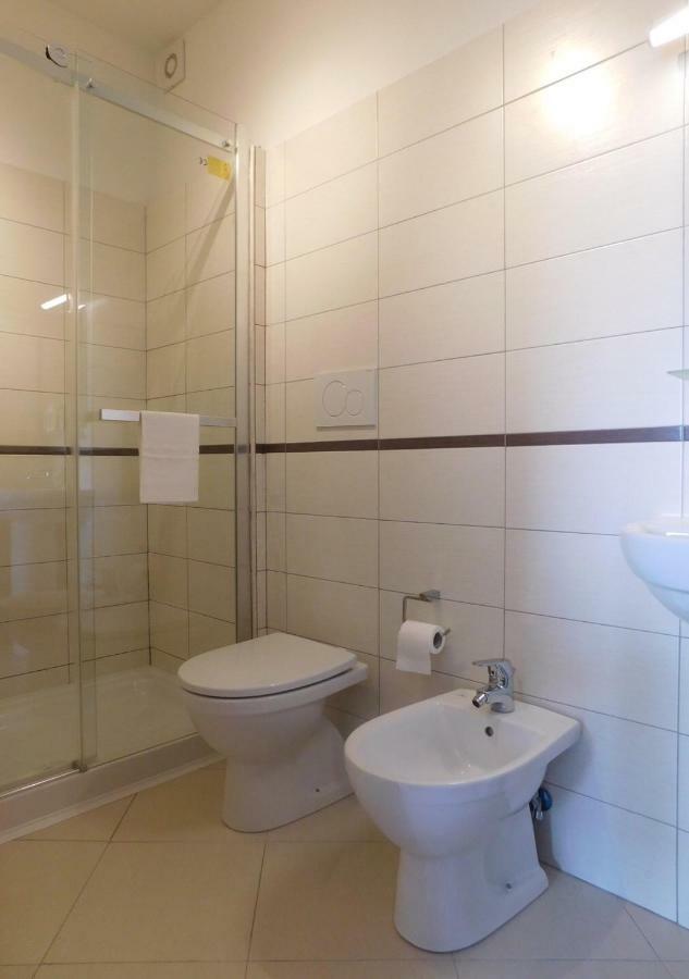 Silver Apartment Rom