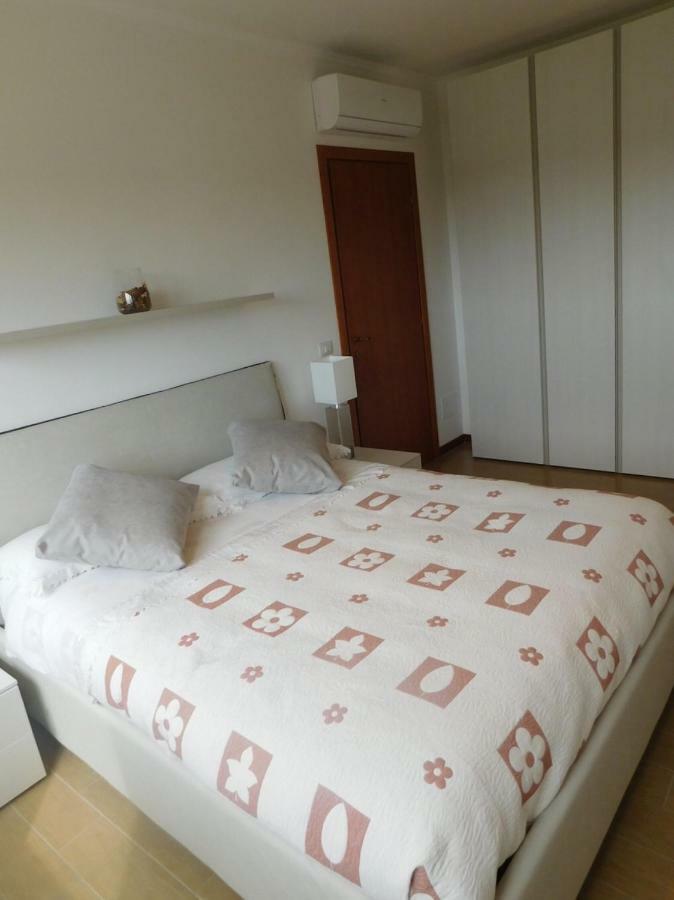 Silver Apartment Rom